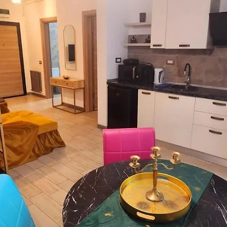 Azizi Luxury - Pool & Apartment