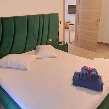 Apartment Azizi Luxury - Pool &