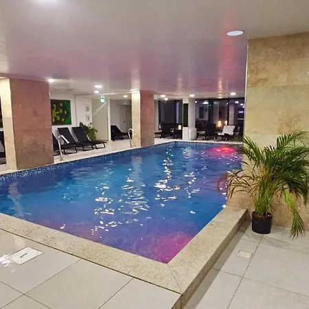 Azizi Luxury - Pool & Apartment