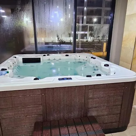 Azizi Luxury - Pool & Apartment Navodari