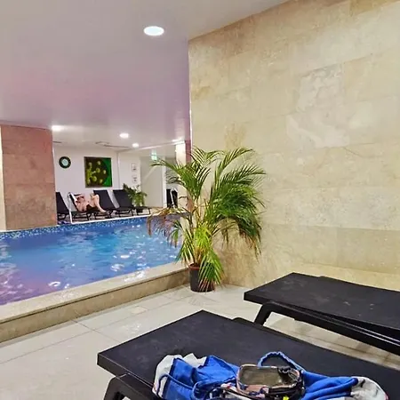 Apartment Azizi Luxury - Pool & Navodari