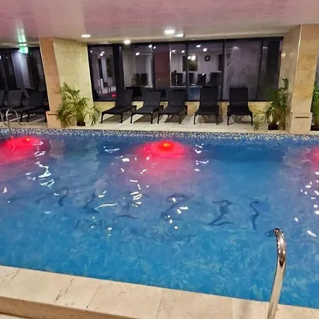 Azizi Luxury - Pool & *